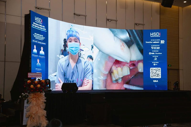 Phiên phẫu thuật trực tiếp chiếu trên màn hình lớn